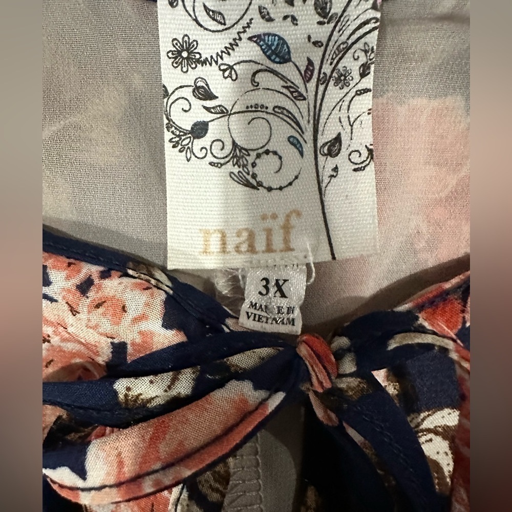 Open shoulder blouse. - Picture 2 of 4